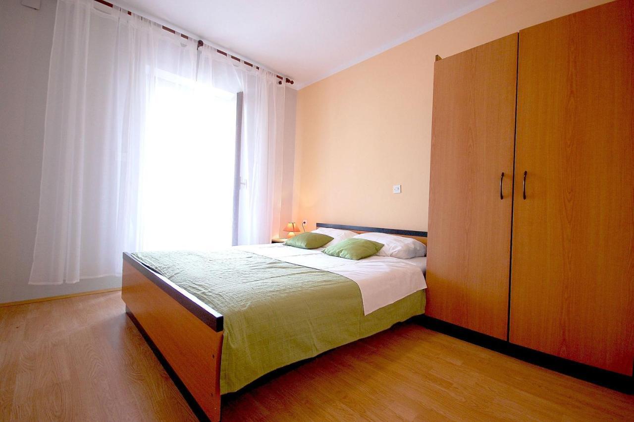 Apartment Ivan By El-Pi Tours Malinska Exterior foto