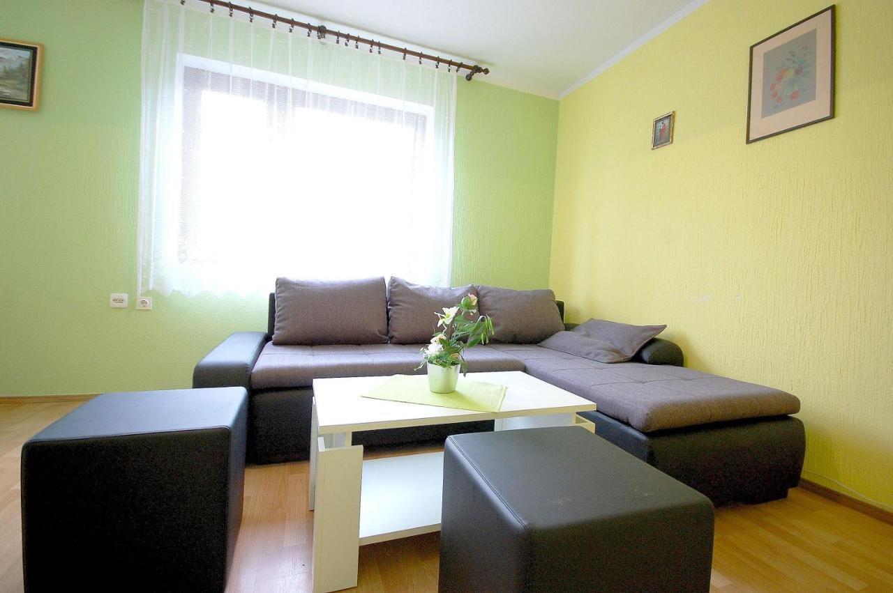 Apartment Ivan By El-Pi Tours Malinska Exterior foto