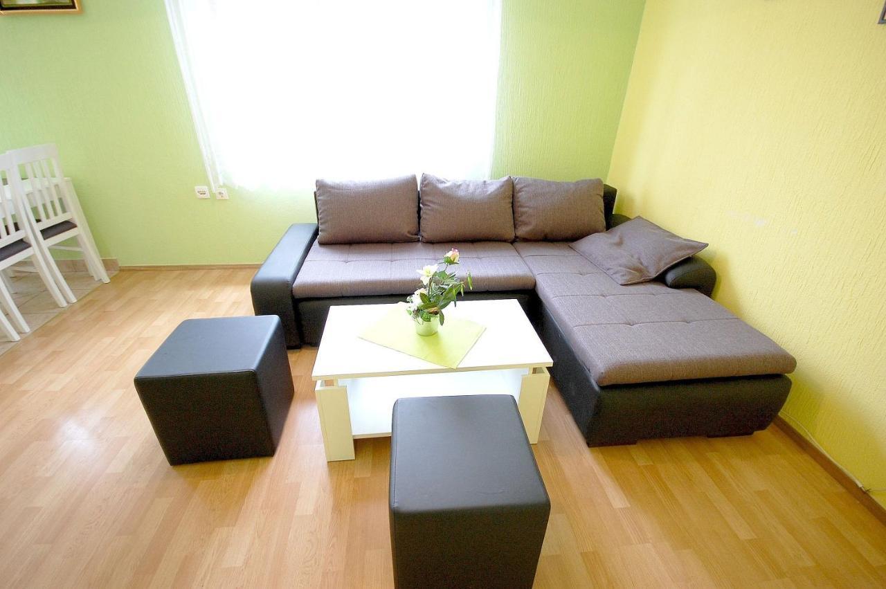 Apartment Ivan By El-Pi Tours Malinska Exterior foto